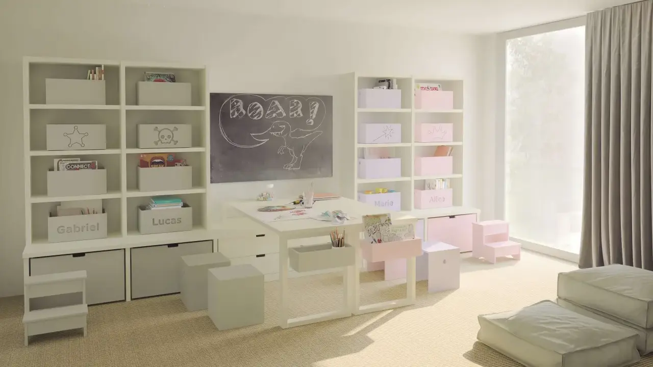 Una stanza dei giochi luminosa con lavagna, scrivania, librerie piene di giochi e libri, e morbidi pouf sul tappeto.