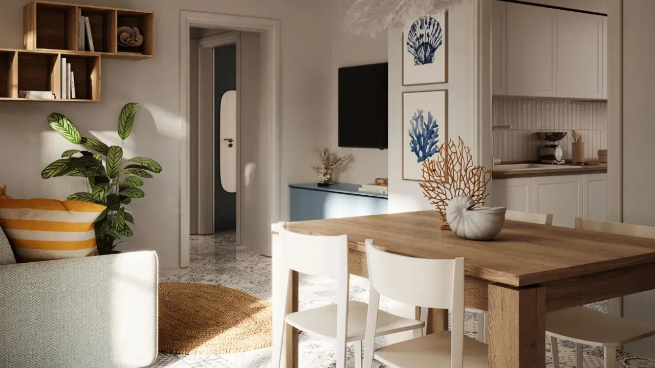 Arredamento casa al mare con idee originali: tavolo in legno, sedie bianche, piante verdi e decorazioni marine.