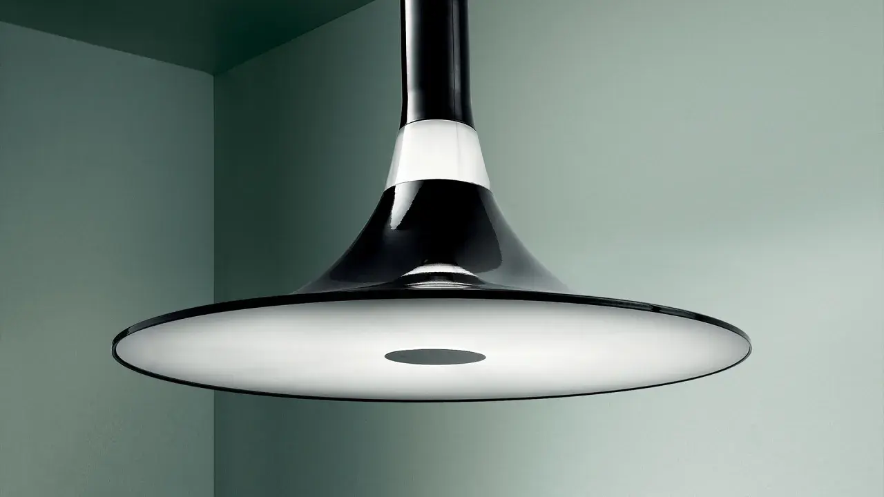 Lampadario moderno con design a cono rovesciato, un elemento di design per creare atmosfere uniche con le sue itre illuminazione.