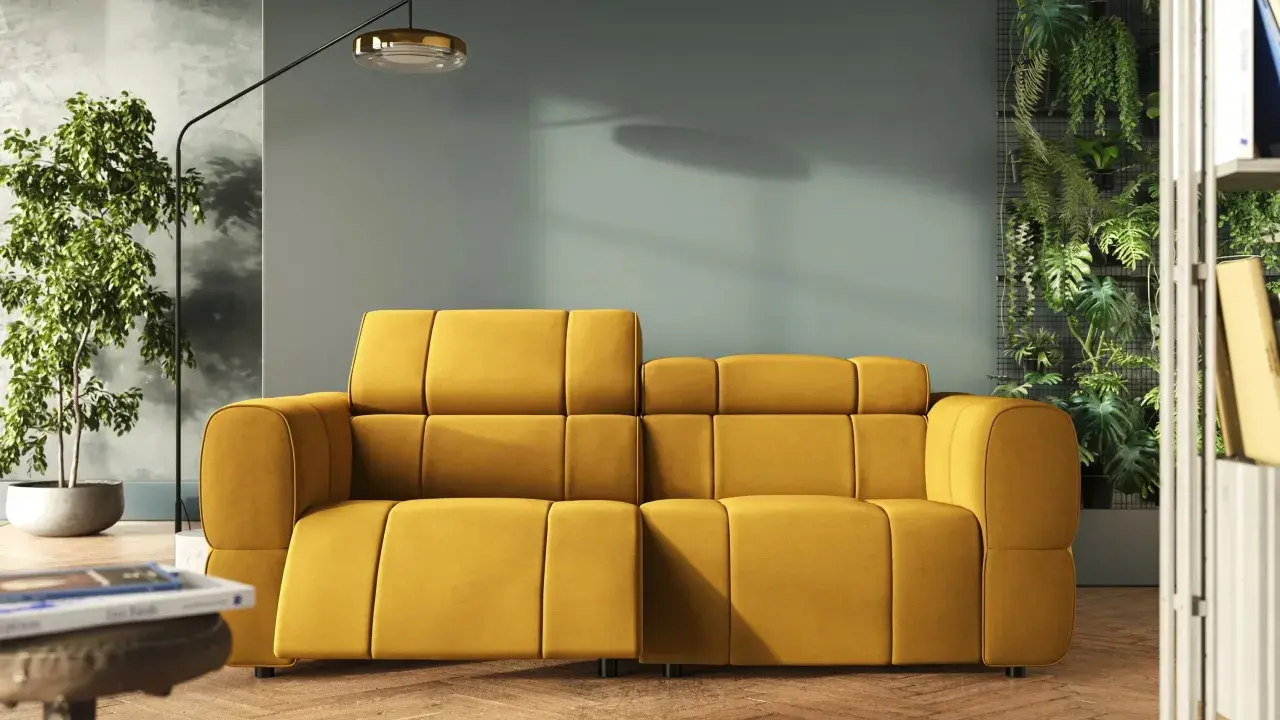 Soggiorno moderno con un vivace divano giallo. Abbinamenti di stile con piante verdi e illuminazione di design creano un'atmosfera accogliente.