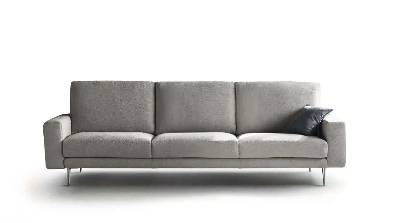 Soggiorno moderno con un elegante divano grigio scuro, perfetto per rilassarsi.