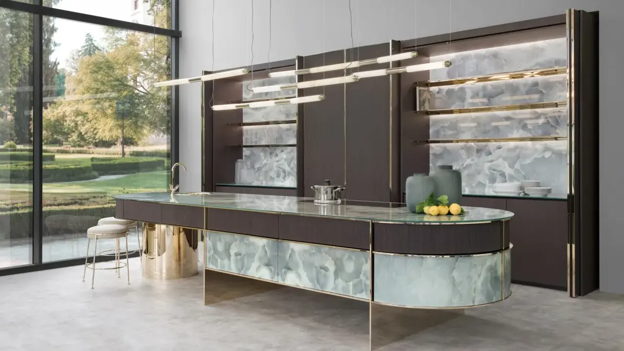 Cucina di lusso Sicis Milano con isola centrale in onice e finiture oro.