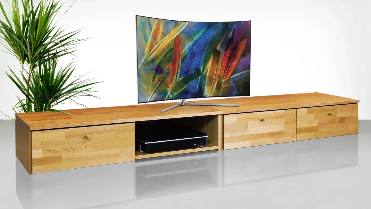 Mobile TV in legno chiaro, con vano portaoggetti e cassetti, perfetto per idee mobile tv fai da te.