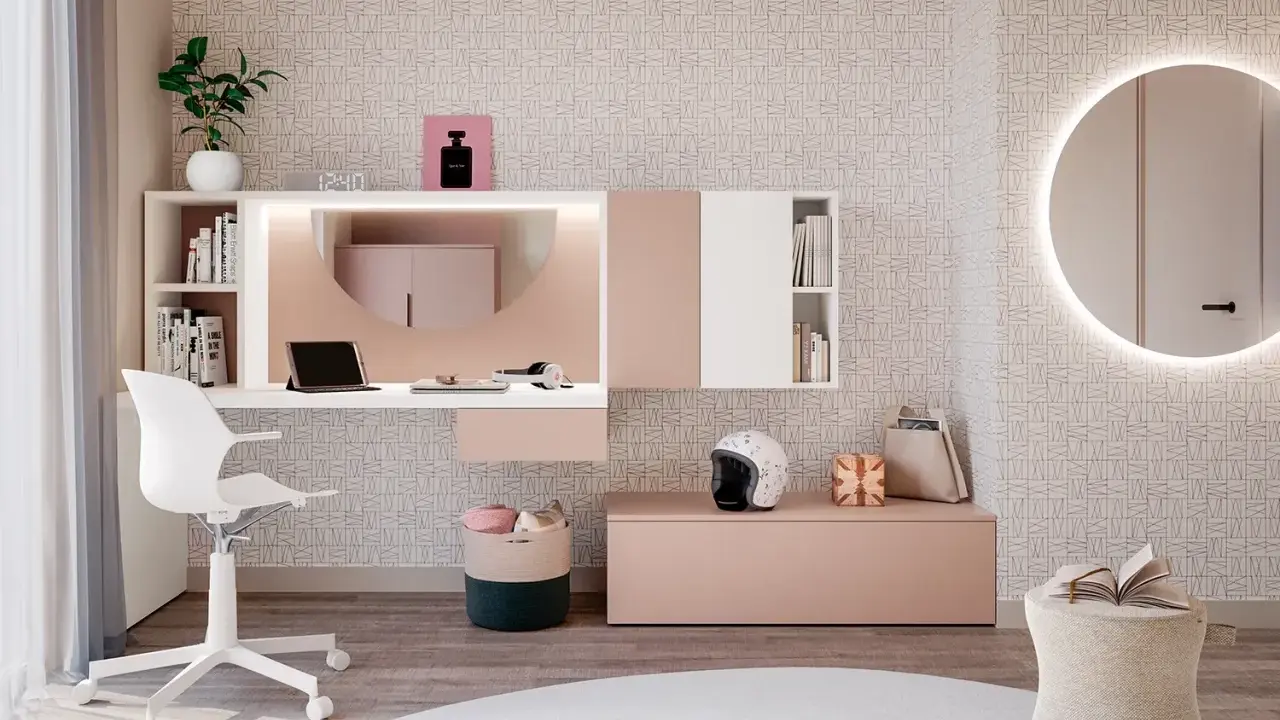Moderna postazione trucco con specchio rotondo illuminato, scrivania bianca e rosa, sedia, cestini e decorazioni. Idee per un angolo beauty.