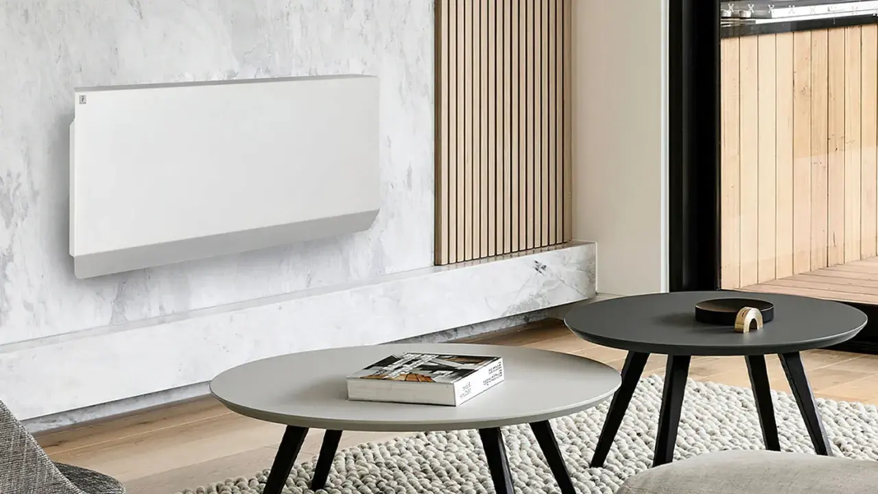 Un moderno termosifone bianco su parete in marmo, un'idea per arredare parete con termosifone in modo elegante. Tavolini e tappeto completano l'arredo.