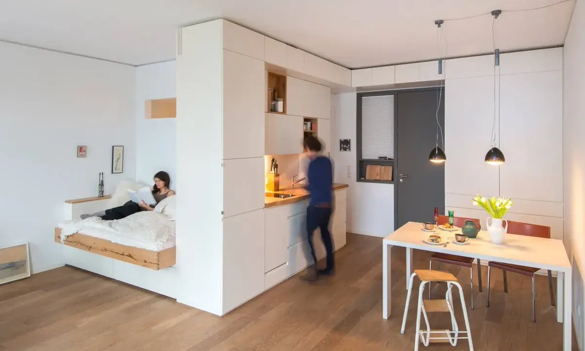 Un letto sospeso e una cucina a vista: idee per arredare casa in modo funzionale e moderno.