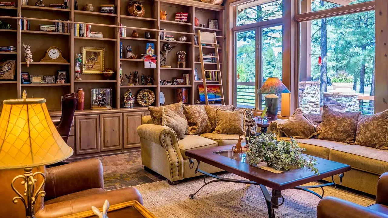 Accogliente soggiorno con libreria in legno, divani imbottiti e un tavolino, perfetto per un arredamento casa campagna.