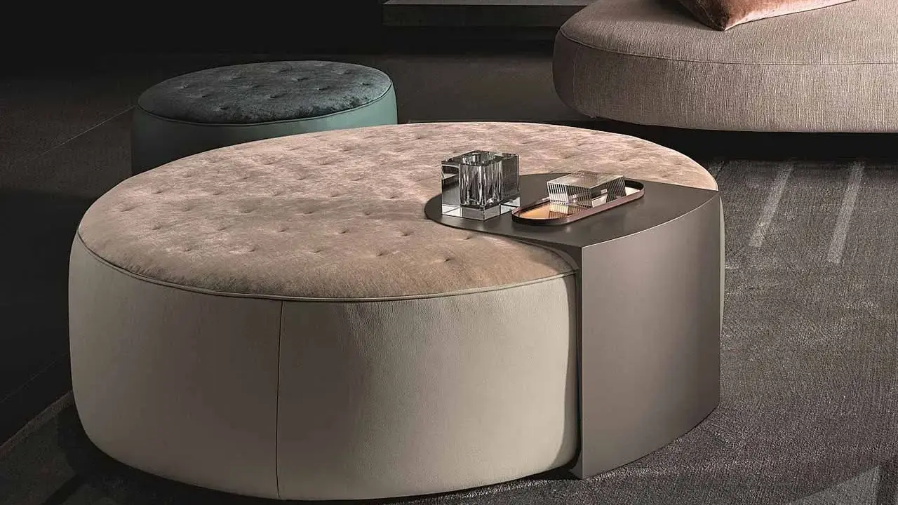 Pouf rotondo imbottito con piano integrato, ideale per ogni altezza pouf.