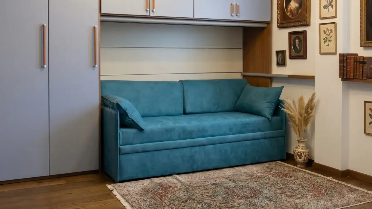 Divano blu in un soggiorno moderno. Chissà quanto pesa un divano così comodo?