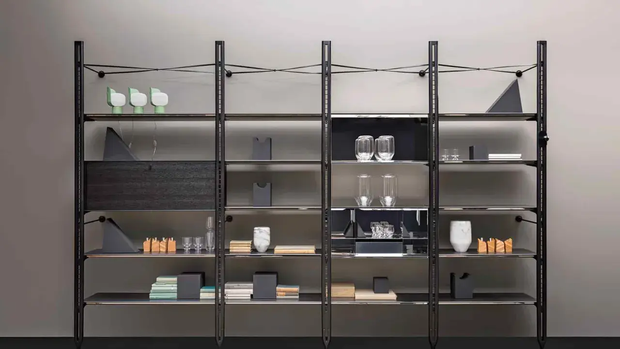 Libreria alluminio design con ripiani in vetro e dettagli in legno scuro, esposti oggetti decorativi e libri.