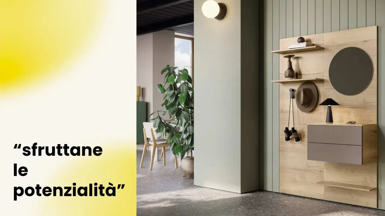 Soluzione moderna per arredare ingresso: pannello con mensole, specchio, cappello, binocolo e cassettiera.