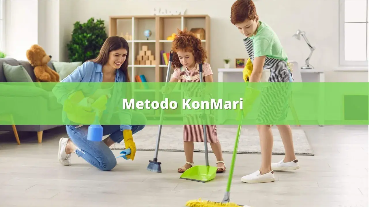 Famiglia che applica il metodo KonMari per pulire casa, insegnando ai bambini a riordinare con gioia.