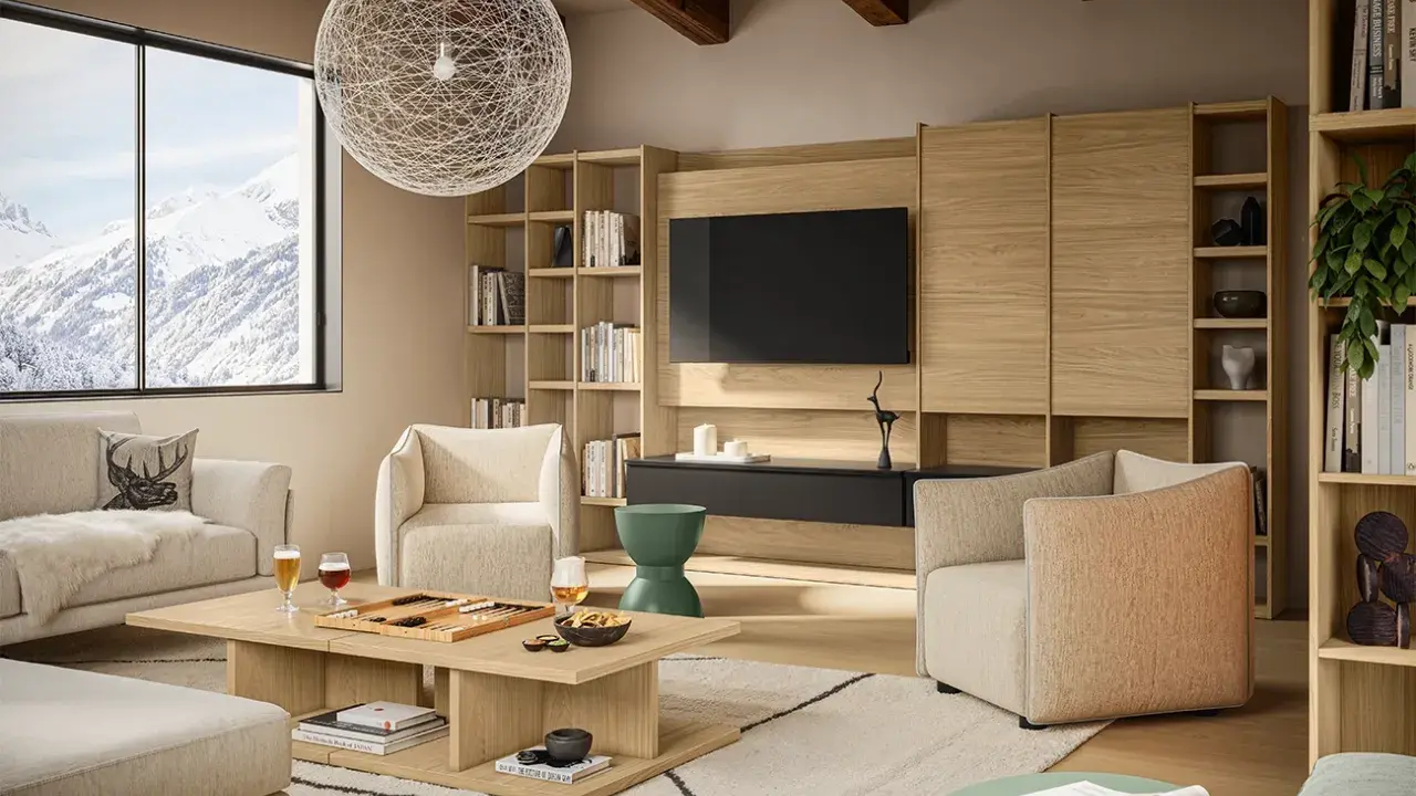 Soggiorno accogliente con divani chiari, tavolino in legno e librerie. Perfetto per arredare casa moderna con stile e comfort.