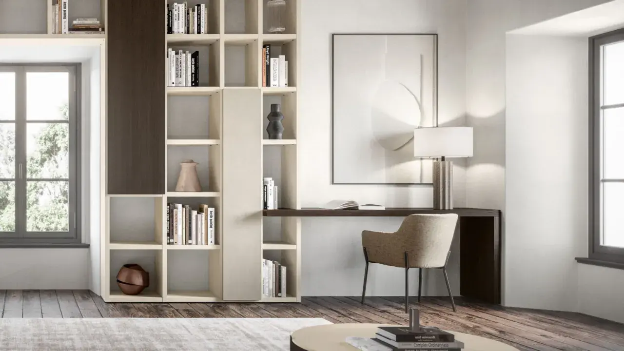 Libreria componibile che permette di ricavare angolo studio in soggiorno, con scrivania integrata e sedia.