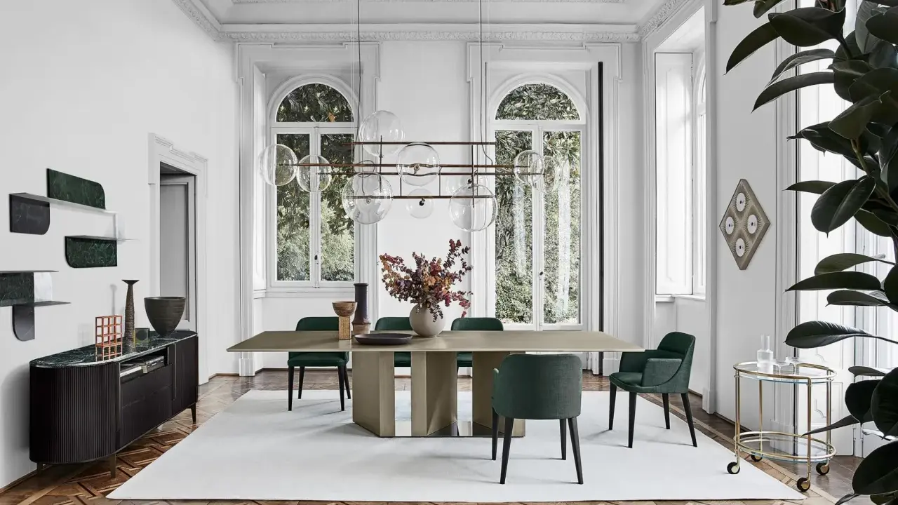 Sala da pranzo elegante con tavolo e sedie Gallotti & Radice, lampadario a bolle e credenza in marmo.