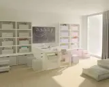 Una stanza dei giochi luminosa con lavagna, scrivania, librerie piene di giochi e libri, e morbidi pouf sul tappeto.