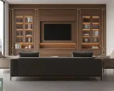 Un salotto classico elegante con divano scuro, poltrone chiare e un'imponente libreria in legno con TV centrale.