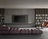 Elegante soggiorno con un moderno tv design integrato in una parete in marmo, librerie a tutta altezza e divano componibile viola.