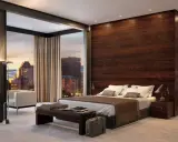 Moderna camera da letto con parete dietro letto idee in legno scuro, vista panoramica sulla città al tramonto.