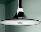 Lampadario moderno con design a cono rovesciato, un elemento di design per creare atmosfere uniche con le sue itre illuminazione.