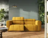 Soggiorno moderno con un vivace divano giallo. Abbinamenti di stile con piante verdi e illuminazione di design creano un'atmosfera accogliente.