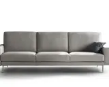 Soggiorno moderno con un elegante divano grigio scuro, perfetto per rilassarsi.