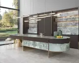 Cucina di lusso Sicis Milano con isola centrale in onice e finiture oro.
