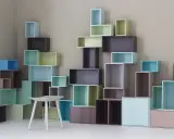 Scaffali colorati disposti in modo creativo, un esempio di design modulare che si adatta a ogni spazio.