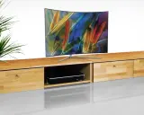 Mobile TV in legno chiaro, con vano portaoggetti e cassetti, perfetto per idee mobile tv fai da te.