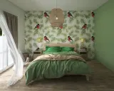 Camera da letto con carta da parati a tema uccelli e pini, biancheria da letto verde smeraldo e una parete verde salvia. Idee camera da letto verde ispirate alla natura.
