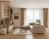 Soggiorno accogliente con divano angolare, tavolini impilati e un separé in legno. I **colori caldi** dominano, creando un'atmosfera rilassante.