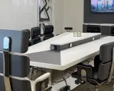 Sala riunioni moderna con tavolo centrale e sedie eleganti, un esempio di altek italia design.