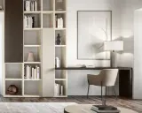 Accogliente stanza studio piccola con libreria modulare, scrivania, sedia e finestra.