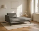 Chaise longue grigia moderna su tappeto chiaro, con lampada da terra e tavolino. Le misure sono perfette per un angolo relax.