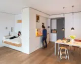 Un letto sospeso e una cucina a vista: idee per arredare casa in modo funzionale e moderno.