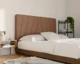 Un letto in tessuto marrone con testiera imbottita, lenzuola bianche e comodino in legno. Ideale per chi cerca consigli su come pulire letto in tessuto.