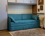 Divano blu in un soggiorno moderno. Chissà quanto pesa un divano così comodo?