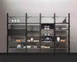 Libreria alluminio design con ripiani in vetro e dettagli in legno scuro, esposti oggetti decorativi e libri.