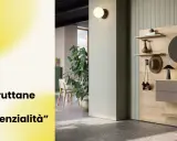 Soluzione moderna per arredare ingresso: pannello con mensole, specchio, cappello, binocolo e cassettiera.