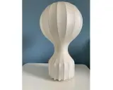 Lampada da terra in design Gatto, con base scanalata e paralume a palloncino in materiale traslucido.
