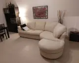 Divano angolare beige con pouf, un'idea su come rivestire un divano non sfoderabile per un look rinnovato.