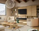 Soggiorno accogliente con divani chiari, tavolino in legno e librerie. Perfetto per arredare casa moderna con stile e comfort.