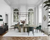 Sala da pranzo elegante con tavolo e sedie Gallotti & Radice, lampadario a bolle e credenza in marmo.