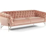 Divano rosa cipria in velluto con capitonné, un tocco di eleganza firmato Vincenzo Calia.