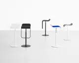 Cinque sgabelli LEM di design, bianchi, neri, blu e grigi, su sfondo bianco.