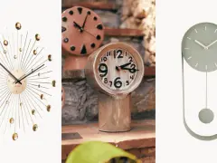 Tre orologi da tavolo design: uno a raggiera con cristalli, uno in ceramica artigianale e uno moderno a pendolo verde salvia.