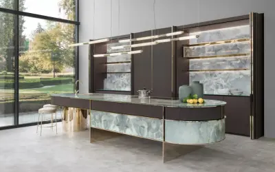 Cucina di lusso Sicis Milano con isola centrale in onice e finiture oro.