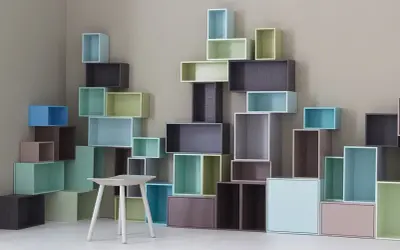 Scaffali colorati disposti in modo creativo, un esempio di design modulare che si adatta a ogni spazio.