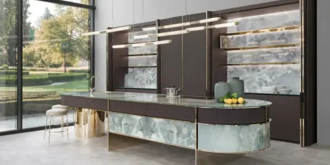 Cucina di lusso Sicis Milano con isola centrale in onice e finiture oro.