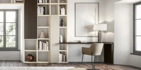 Accogliente stanza studio piccola con libreria modulare, scrivania, sedia e finestra.